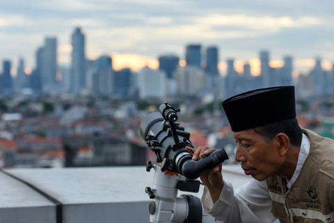 Tim Hisab Rukyat melakukan pemantauan rukyatul hilal penentuan 1 Syawal 1446 Hijriah di Kanwil Kemenag DKI Jakarta, Jakarta, Sabtu (29/3/2025). Foto: Indrianto Eko Suwarso/ANTARA FOTO