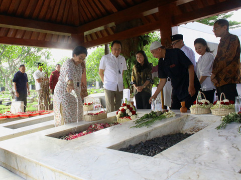 Megawati Soekarnoputri dan Puan Maharani nyekar ke makam Taufik Kiemas dan Fatmawati di TMP Kalibata, Sabtu (29/3/2025). Foto: Dok. Istimewa