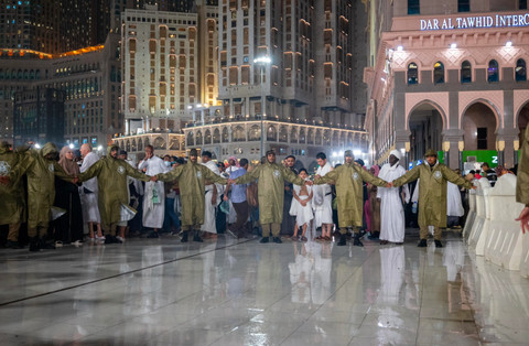Petugas keamanan Masjidil Haram (pakaijas hujan) membuat barikade sebagai salah satu bentuk pengaturan lalu lintas jemaah. Foto: Dok. security_gov