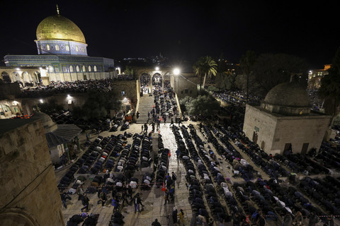 Umat Muslim melaksanakan Salat Malam saat Bulan Ramadan di komplkes Masjid Al-Aqsa, Yerussalem, Rabu (26/3/2025). Foto: Ahmad Gharabli/AFP