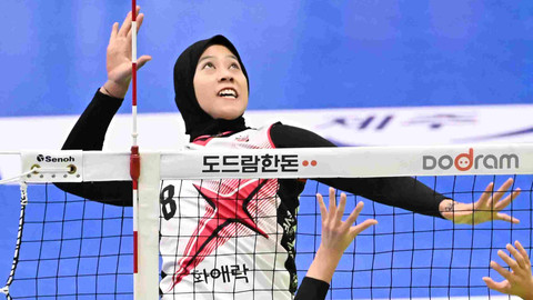 Megawati Hangestri Pertiwi saat membela Red Sparks lawan Hillstate dalam playoff Liga Voli Korsel di Suwon Gymnasium, Sabtu (29/3). Foto: kovo.co.kr