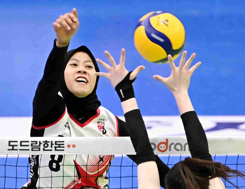 Megawati Hangestri Pertiwi saat membela Red Sparks lawan Hillstate dalam playoff Liga Voli Korsel di Suwon Gymnasium, Sabtu (29/3). Foto: kovo.co.kr