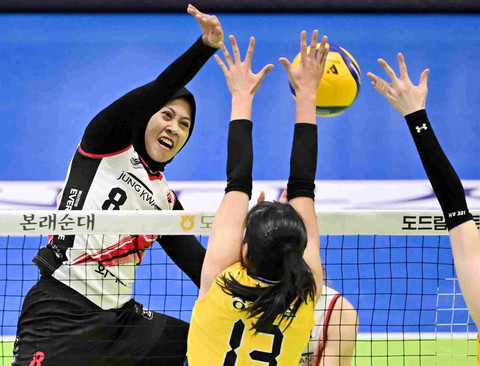 Megawati Hangestri Pertiwi saat membela Red Sparks lawan Hillstate dalam playoff Liga Voli Korsel di Suwon Gymnasium, Sabtu (29/3). Foto: kovo.co.kr