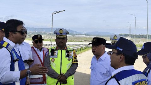 Menhub Dudy Purwagandhi dan Kakorlantas Polri Irjen Agus Suryonugroho meninjau Tol Japek II Selatan, Minggu (30/3/2025). Foto: Jonathan Devin/kumparan