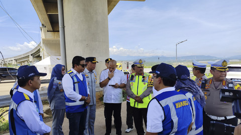 Menhub Dudy Purwagandhi dan Kakorlantas Polri Irjen Agus Suryonugroho meninjau Tol Japek II Selatan, Minggu (30/3/2025). Foto: Jonathan Devin/kumparan