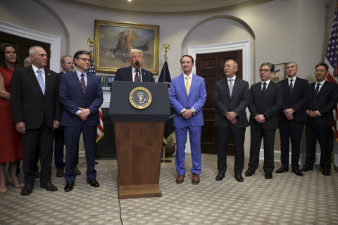 Presiden AS Donald Trump menyampaikan sambutan dengan disaksikan Executive Chair Hyundai Motor Group Euisun Chung menyampaikan dan Ketua DPR AS Mike Johnson di Gedung Putih, Washington DC, Amerika Serikat, Senin (24/3/2025). Foto: Carlos Barria/Reuters