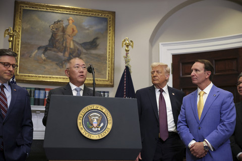 Executive Chair Hyundai Motor Group Euisun Chung menyampaikan sambutan dengan disaksikan Presiden AS Donald Trump dan Ketua DPR AS Mike Johnson di Gedung Putih, Washington DC, Amerika Serikat, Senin (24/3/2025). Foto: Carlos Barria/Reuters