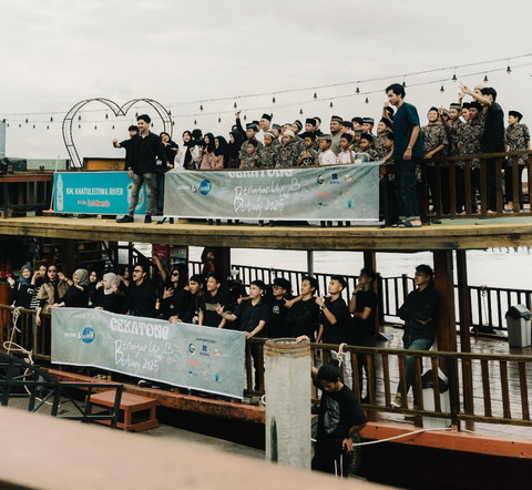 Cekatong bersama anak-anak dari Panti Asuhan Al-Amin berkeliling menyusuri Sungai Kapuas menggunakan kapal galaherang. Foto: Dok. Istimewa