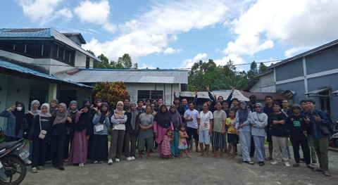 Foto besama mahasiswa Mempawah usai Bakti Ramadan di Desa Pak Utan. Foto: Muhammad Zain/Hi!Pontianak