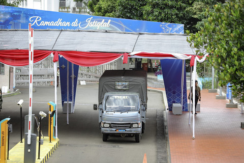 Pekerja memasang tenda menjelang pelaksaan Salat Idul Fitri di Masjid Istiqlal, Jakarta, Minggu (30/3/2025). Foto: Jamal Ramadhan/kumparan