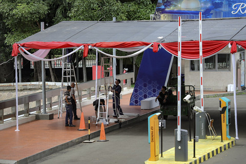 Pekerja memasang tenda menjelang pelaksaan Salat Idul Fitri di Masjid Istiqlal, Jakarta, Minggu (30/3/2025). Foto: Jamal Ramadhan/kumparan