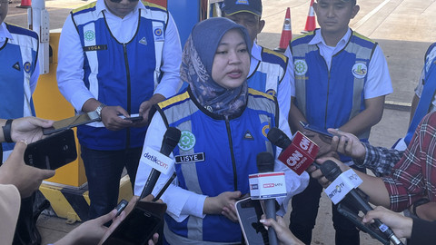 Corcom dan Community Development Group Head Jasa Marga, Lisye Octaviana menyampaikan keterangan pers saat melakukan peninjauan Jalan Tol fungsional Jakarta-Cikampek II Selatan di Gerbang Tol Kuta Negara, Karawang, Jawa Barat, Minggu (30/3/2025). Foto: Rayyan Farhansyah/kumparan