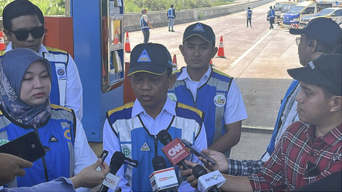 Direktur Utama PT Jasamarga Japek Selatan Charles Lendra menyampaikan keterangan pers saat melakukan peninjauan Jalan Tol fungsional Jakarta-Cikampek II Selatan di Gerbang Tol Kuta Negara, Karawang, Jawa Barat, Minggu (30/3/2025). Foto: Rayyan Farhansyah/kumparan