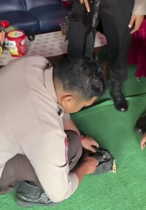 Polisi temukan tas milik warga yang tertinggal di parkiran Pasar Tawangmangu. Foto: Instagram/ @satlantas_polreskaranganyar  