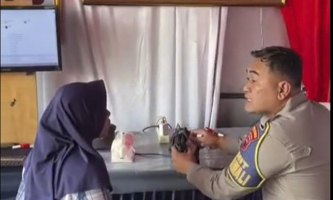 Polisi temukan tas milik warga yang tertinggal di parkiran Pasar Tawangmangu. Foto: Instagram/ @satlantas_polreskaranganyar  