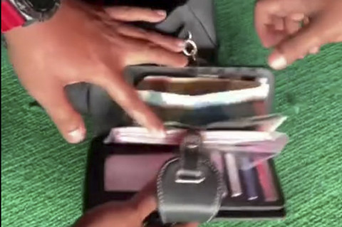 Polisi temukan tas milik warga yang tertinggal di parkiran Pasar Tawangmangu. Foto: Instagram/ @satlantas_polreskaranganyar  