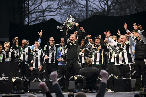 Pelatih Newcastle United Eddie Howe berselebrasi dengan mengangkat trofi saat pawai juara Piala Liga Inggris Newcastle United di Newcastle, Inggris, Sabtu (29/3/2025). Foto: Oli Scarff/AFP