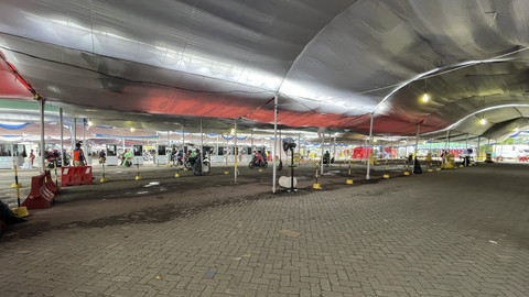 Suasana saat secara resmi ditutup untuk melayani pemudik kendaraan sepeda motor dan truk sumbu pendek di Pelabuhan Ciwandan, Banten, Minggu (30/3/2025).  Foto: kumparan