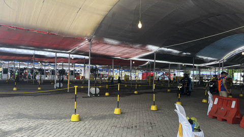 Suasana saat secara resmi ditutup untuk melayani pemudik kendaraan sepeda motor dan truk sumbu pendek di Pelabuhan Ciwandan, Banten, Minggu (30/3/2025).  Foto: kumparan