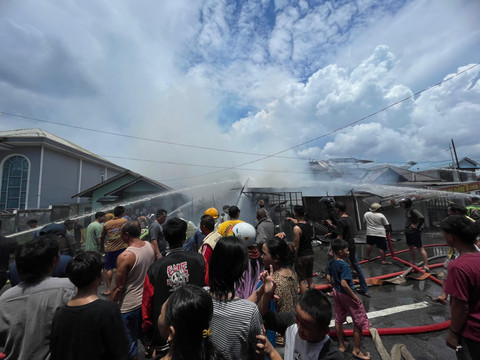 Petugas Damkar saat memadamkan kios yang terbakar di Jalan Tebu Pontianak. Foto: Rabiansyah/Hi!Pontianak