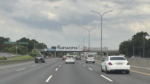 Sejumlah kendaraan melintas saat H-1 Lebaran di Tol Jakarta-Cikampek, Minggu (30/3/2025). Foto: M. Rizki/kumparan