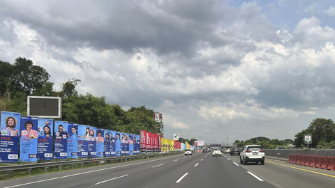 Sejumlah kendaraan melintas saat H-1 Lebaran di Tol Jakarta-Cikampek, Minggu (30/3/2025). Foto: M. Rizki/kumparan
