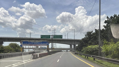 Suasana lalu lintas saat H-1 Lebaran di Tol Jakarta-Cikampek, Minggu (30/3/2025). Foto: M. Rizki/kumparan