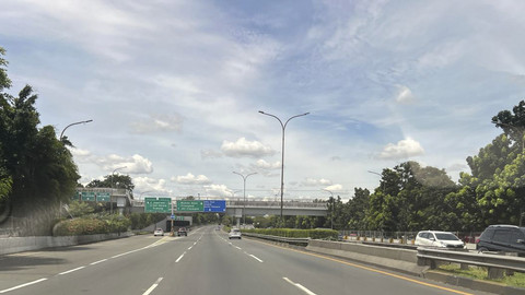 Suasana lalu lintas saat H-1 Lebaran di Tol Jakarta-Cikampek, Minggu (30/3/2025). Foto: M. Rizki/kumparan