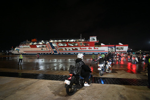 Kepadatan sepeda motor yang akan menyeberang untuk mudik Lebaran 2025. Foto: Dok. ASDP