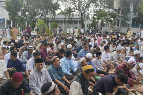 Sejumlah jemaah Yayasan Majelis Jamaah Muslimin melaksanakan Salat Idul Fitri 1446 Hijiriah di kawasan Stadion Rawa Badak, Rawa Badak Selatan, Koja, Jakarta Utara, Minggu (30/3/2025).  Foto: Istimewa