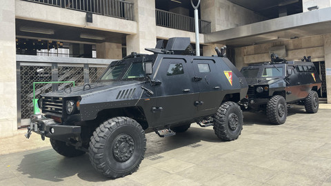 Dua rantis terpakir menjelang pelaksaan Salat Idul Fitri di Masjid Istiqlal, Jakarta, Minggu (30/3/2025).  Foto: Alya Zahra/kumparan 