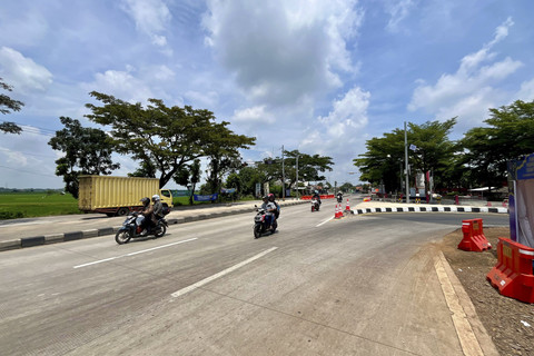 Simpang Tiga Lohbener di Jalur Pantura Indramayu menuju Cirebon terlihat arus mudik landai, Minggu (30/3/2025). Foto: kumparan