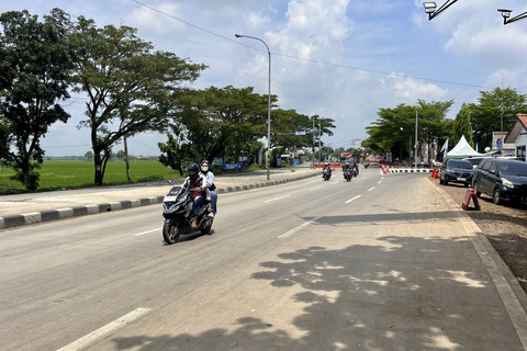 Simpang Tiga Lohbener di Jalur Pantura Indramayu menuju Cirebon terlihat arus mudik landai, Minggu (30/3/2025). Foto: kumparan