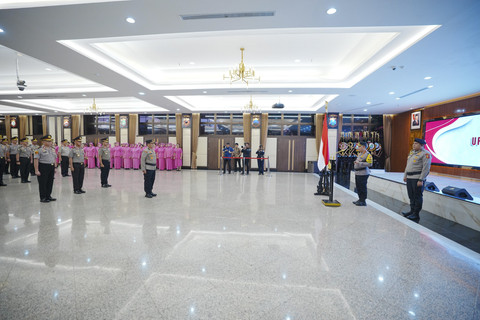 Kapolri Jenderal Listyo Sigit Prabowo memimpin upacara Korps Raport di Gedung Rupattama Mabes Polri, Jakarta, Minggu (30/3/2025).  Foto: Dok. Polri