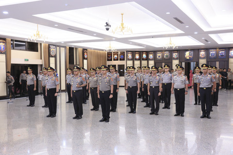 Kapolri Jenderal Listyo Sigit Prabowo memimpin upacara Korps Raport di Gedung Rupattama Mabes Polri, Jakarta, Minggu (30/3/2025).  Foto: Dok. Polri