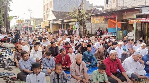 Jamaah Masjid Al-Bakrie, Kelurahan Mojosongo, Kecamatan Jebres, Solo, Jawa Tengah menggelar Salat Idul Fitri hari ini, Minggu (30/3). Dok. Istimewa