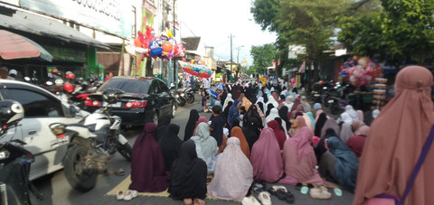 Jamaah Masjid Al-Bakrie, Kelurahan Mojosongo, Kecamatan Jebres, Solo, Jawa Tengah menggelar Salat Idul Fitri hari ini, Minggu (30/3). Dok. Istimewa