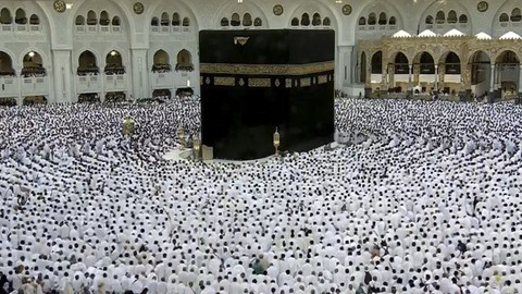 Umat Muslim melasakan Salat Idul Fitri 1446 Hijriah di Masjidil Haram, Makkah, Arab Saudi, Minggu (30/3/2025). Foto: X/ @insharifain