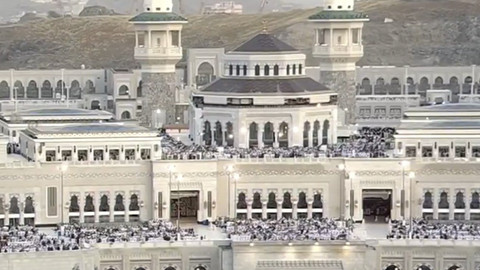 Umat Muslim melasakan Salat Idul Fitri 1446 Hijriah di Masjidil Haram, Makkah, Arab Saudi, Minggu (30/3/2025). Foto: X/ @insharifain