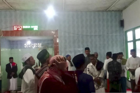 Sejumlah jemaah bersalaman usai melaksanakan salat Idul Fitri di Masjid Al Abas yang berada di Dusun Lanta, Desa Rasabou, Kecamatan Huu, Kabupaten Dompu, Nusa Tenggara Barat, Minggu (30/3/2025). Foto: Ady Ardiansah/Antara