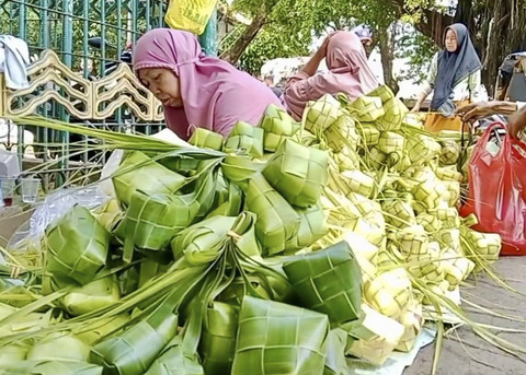 Pedagang Dadakan Cangkang Ketupat Menjamur di Cirebon. Foto: kumparan