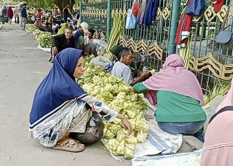 Pedagang Dadakan Cangkang Ketupat Menjamur di Cirebon. Foto: kumparan