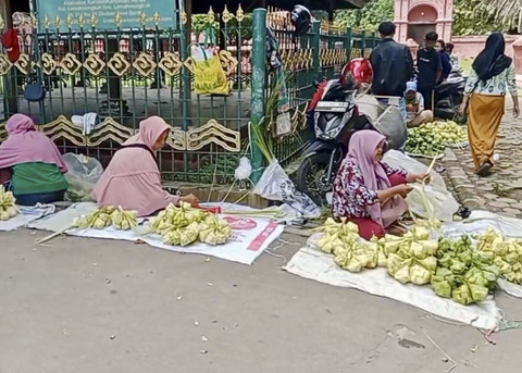 Pedagang Dadakan Cangkang Ketupat Menjamur di Cirebon. Foto: kumparan