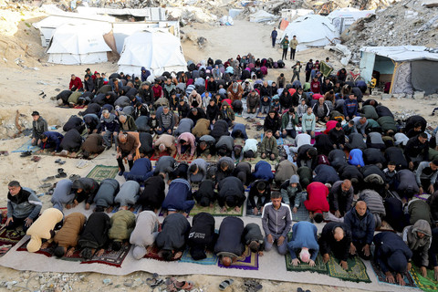 Umat Muslim Palestina melaksanakan salat Idul Fitri yang menandai berakhirnya bulan puasa Ramadan, di Jabalia, di Jalur Gaza utara, Minggu (30/3/2025). Foto: Mahmoud Issa/REUTERS