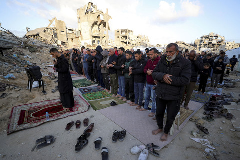 Umat Muslim Palestina melaksanakan salat Idul Fitri yang menandai berakhirnya bulan puasa Ramadan, di Jabalia, di Jalur Gaza utara, Minggu (30/3/2025). Foto: Mahmoud Issa/REUTERS