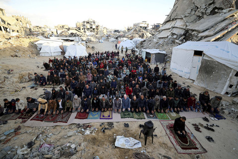 Umat Muslim Palestina melaksanakan salat Idul Fitri yang menandai berakhirnya bulan puasa Ramadan, di Jabalia, di Jalur Gaza utara, Minggu (30/3/2025). Foto: Mahmoud Issa/REUTERS