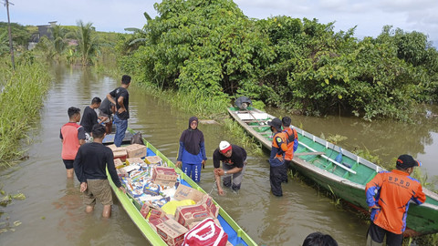 Kemensos memberikan bantuan untuk korban banjir di Kabupaten Berau, Kalimantan Timur. Foto: Dok. Istimewa