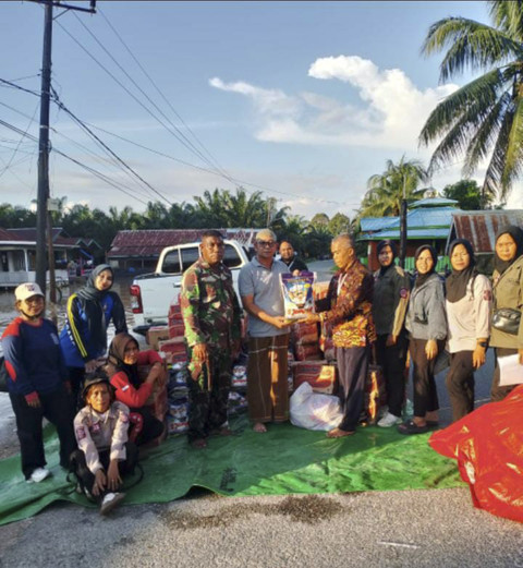 Kemensos memberikan bantuan untuk korban banjir di Kabupaten Berau, Kalimantan Timur. Foto: Dok. Istimewa