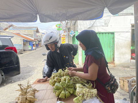 Susik (50), penjual ketupat asal Madura, Jawa Timur, saat ditemui di Pasar Cipete, Jakarta Selatan, Minggu (30/3/2025). Foto: Fadhil Pramudya/kumparan