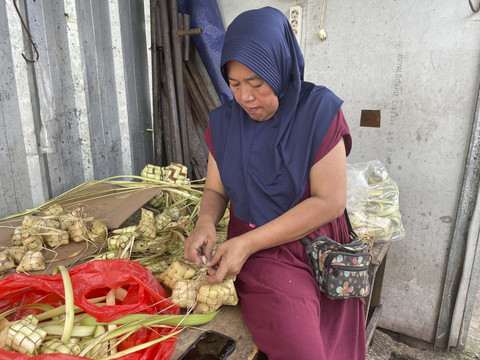 Susik (50), penjual ketupat asal Madura, Jawa Timur, saat ditemui di Pasar Cipete, Jakarta Selatan, Minggu (30/3/2025). Foto: Fadhil Pramudya/kumparan